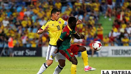 James Rodríguez, la figura de Colombia, en la disputa del balón /antena3.com