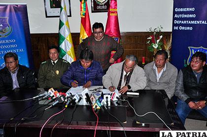 Autoridades durante la firma del convenio en la Gobernación