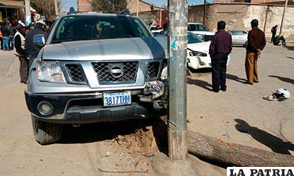 La camioneta después de tumbar al árbol y arrancarlo de su lugar