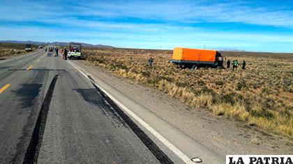 Las huellas del camión quedaron marcadas en el pavimento
