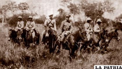 Reconocimiento en caballo por el campo de batalla