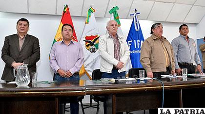 La denuncia la formuló el titular de la FBF Marco Peredo (centro) el lunes en el congreso realizado en Cochabamba /APG