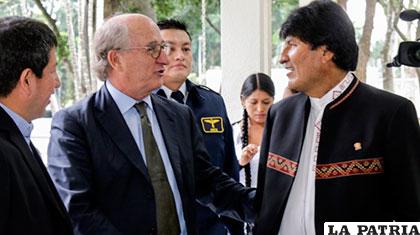 Morales junto al presidente de Repsol, Antonio Brufau /Repsol
