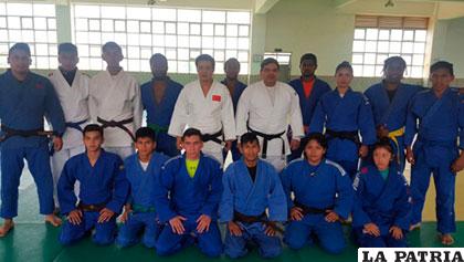 La delegación boliviana de judocas, Durán el primero de la derecha