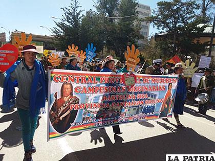 Organizaciones que aglutinan a la mujer en Huanuni marcharon en contra de la violencia