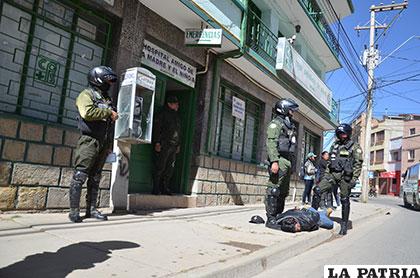 Policías en la puerta de la Caja Petrolera donde se suscitó el robo