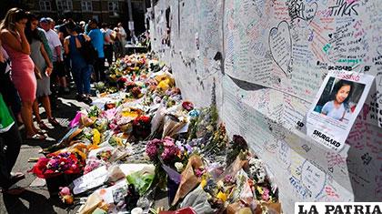 Flores en homenaje a las víctimas cerca de la Grenfell Tower, en North Kensington, en la ciudad de Londres