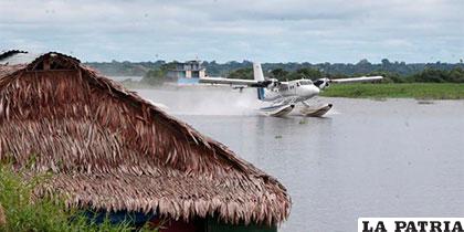 El lago de la ciudad peruana de Caballococha en la triple frontera entre Perú, Colombia y Brasil