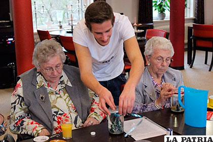 Muchos jóvenes ayudan a ancianos a cambio de la vivienda