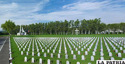 Lápidas ordenadas en un cementerio de Estados Unidos