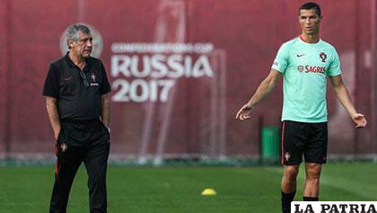 El seleccionador portugués, Fernando Santos junto a Cristiano Ronaldo