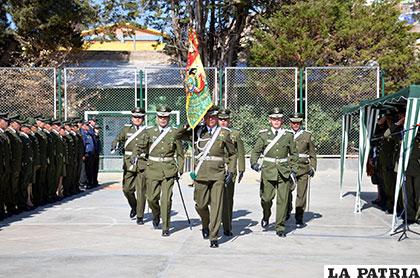 Abanderados del Comando Departamental de Policía de Oruro