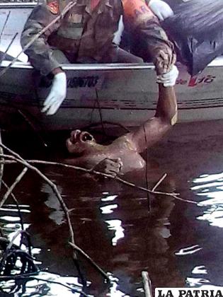 El cuerpo del joven es sacado del río en el Beni