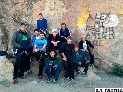 Integrantes del club de Montañismo Sajama que están de aniversario