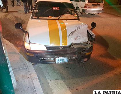 Esta vagoneta blanca fue impactada de manera frontal