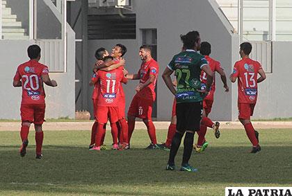 Los jugadores de Guabirá celebran el triunfo obtenido en Yacuiba /APG