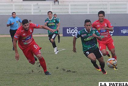 Rodrigo Vargas intenta dominar la pelota ante la llegada de Ezequiel Michelli /APG