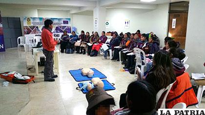 Los microempresarios atendiendo las instrucciones en primeros auxilios /SAR Bolivia