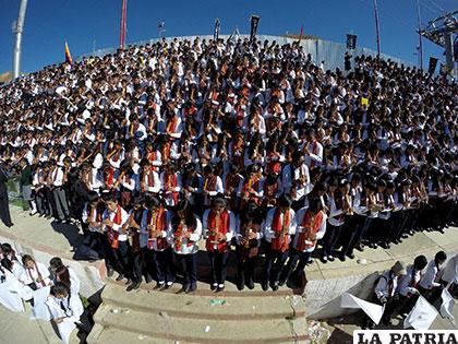 Miles de estudiantes orureños interpretando la tarka