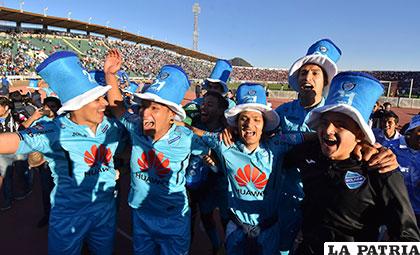 Festejan los jugadores de Bolívar al final del partido en Sucre /APG