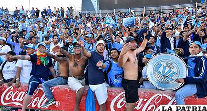 La hinchada bolivarista que hizo el esfuerzo de viajar hasta Sucre /APG