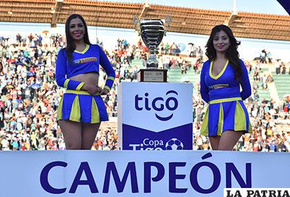 El trofeo esperó por los bolivaristas en la tarima que se armó /APG