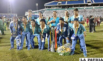 José Torrico con la medalla de plata en los Juegos Estudiantiles Plurinacionales