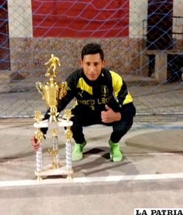 Con uno de los tantos trofeos que ganó