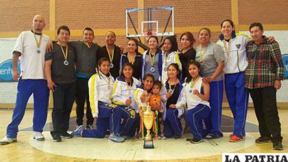 El plantel de jugadoras de Carl A-Z al final de la competencia en Sucre