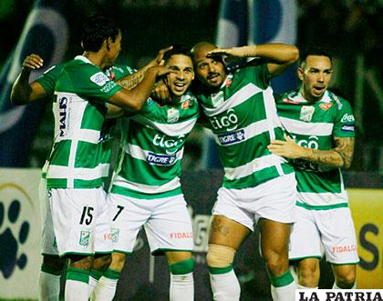 El festejo de los jugadores de Oriente Petrolero /APG