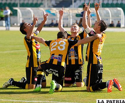Jugadores de The Strongest festejan la goleada ante Sport Boys /APG