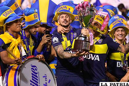 El festejo de los jugadores de Boca, con el trofeo de campeón