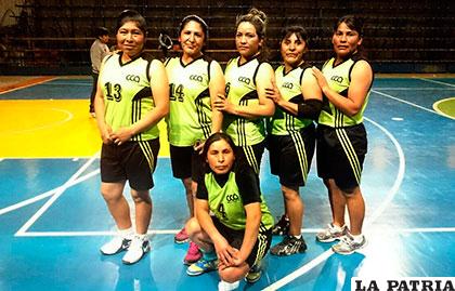 Las integrantes de Consultora Alex en el maxibásquet