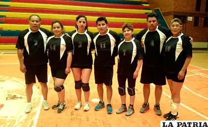 El plantel de jugadores de Fetsal en el voleibol de Adapo