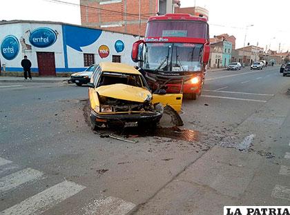 El carro amarillo fue el más afectado en el incidente