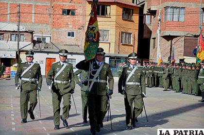 El abanderado del Comando Departamental de Policía de Oruro, coronel Orlando Ponce Málaga fue seguido por sus escoltas