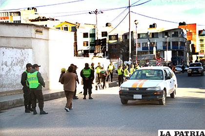 Presencia policial inquietó a comerciantes y operadores de la Epdeor