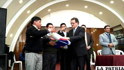 El alcalde Bazán entrega los planos de aprobación de la urbanización Taracachi /GAMO