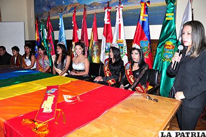 Miembros del colectivo TLGB en el acto de coronación de Grace Terán