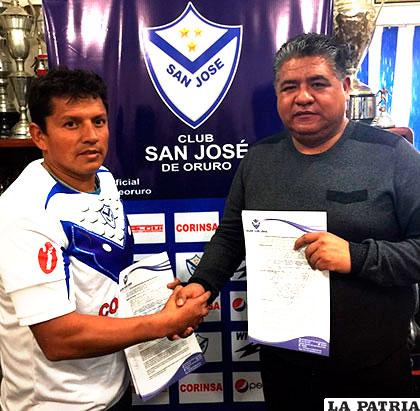 El tarijeño Abdón Reyes, junto a Wilson Martínez, ayer luego de la firma de contrato