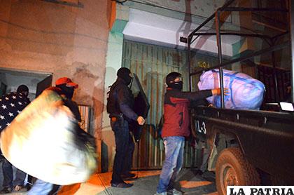 Policías de civil recuperan la madrugada del 9 de noviembre objetos robados por la banda criminal liberada este año /Archivo
