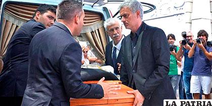 Mourinho junto al ataúd de su padre /futbolred.com