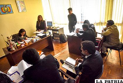 Audiencia donde se determinó detención preventiva a ex gerente técnico de Bolivia Tv /APG