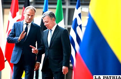 El presidente colombiano, Juan Manuel Santos Calderón (d), es recibido por el presidente del Consejo Europeo, Donald Tusk (i) /EFE