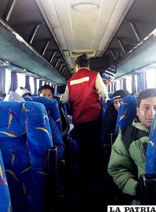 El personal de la DIO ingresó a cada bus a verificar los permisos de viaje de menores