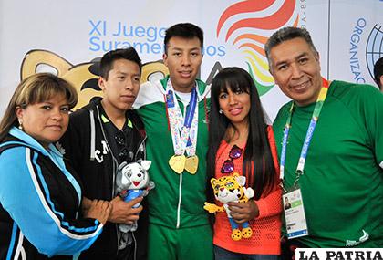 Conrado Moscoso junto a su familia, luce la medalla dorada /APG