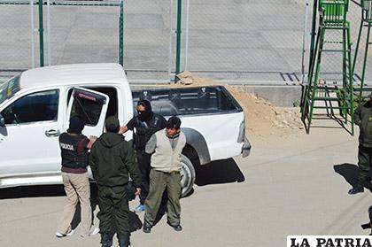 El sujeto llega escoltado al Comando de Policía