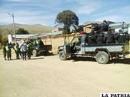 Funcionarios policiales en Huayña Pasto Grande