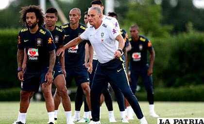 Mientras tanto, Tite, el seleccionador brasileño no deja nada al azar