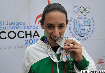 La raquetbolista Yasmine Sabja con la medalla de plata /APG